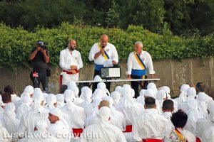 Santa Rosa - I facchini in ritiro nel boschetto dei frati Cappuccini - Sandro Rossi parla ai suoi uomini