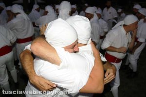 Viterbo - Santa Rosa - I facchini si abbracciano prima del trasporto