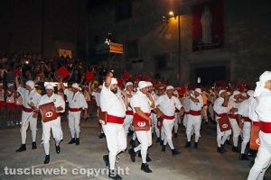 Viterbo - Santa Rosa - I facchini salutano i familiari sventolando i ciuffi