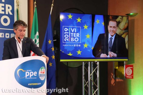 Viterbo - La telefonata di Berlusconi alla convention Forza Italia