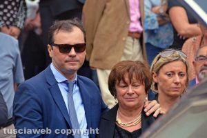 Tarquinia - I funerali di Roberto Meraviglia - Il figlio Alfio e la moglie