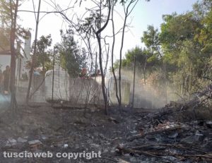 Roccaivecce - Campi in fiamme, il fuoco lambisce due serbatoi di gas e una casa