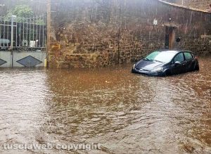 Viterbo - Porta San Pietro allagata - Coppia di ragazzi intrappolati in auto dall'acqua