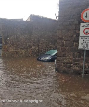 Viterbo - Porta San Pietro allagata - Coppia di ragazzi intrappolati in auto dall'acqua