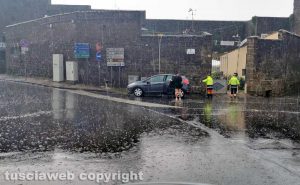 Viterbo - Porta San Pietro allagata - Coppia di ragazzi intrappolati in auto dall'acqua