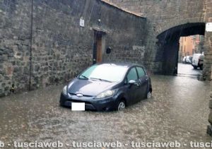 Viterbo - Porta San Pietro allagata - Coppia di ragazzi intrappolati in auto dall'acqua