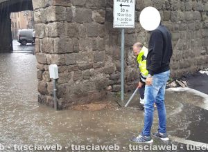 Viterbo - Porta San Pietro allagata - Coppia di ragazzi intrappolati in auto dall'acqua