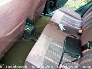 Viterbo - Porta San Pietro allagata - Coppia di ragazzi intrappolati in auto dall'acqua
