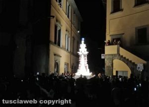 Santa Rosa - La minimacchina del centro storico Luce di Rosa incanta i viterbesi