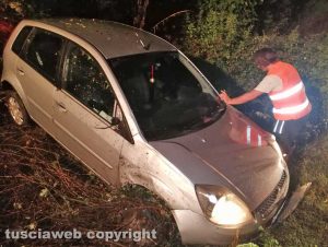 Auto vola fuori strada e finisce su una scarpata