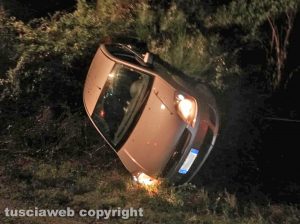 Auto vola fuori strada e finisce su una scarpata
