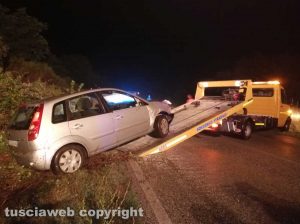 Auto vola fuori strada e finisce su una scarpata