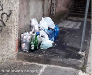 Viterbo - Immondizia in strada al Sacrario