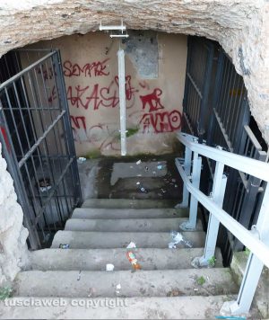 Viterbo - Sporcizia all'ingresso dell'ascensore di via San Clemente