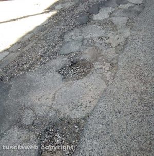 Viterbo - Buche su via Corrado Alvaro