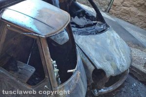 Corchiano - Apetto e auto in fiamme nella notte 
