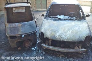 Corchiano - Apetto e auto in fiamme nella notte 