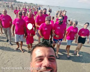 Gruppo di cacciatori aiuta un bambino con la leucemia