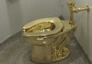 Il water d'oro di Maurizio Cattelan