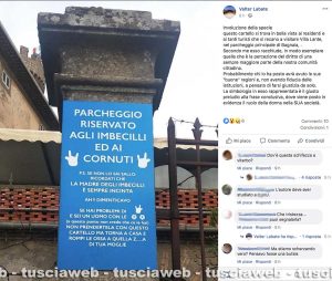 Bagnaia - Il cartello del "Parcheggio riservato agli imbecilli ed ai cornuti"