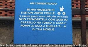 Bagnaia - Il cartello del "Parcheggio riservato agli imbecilli ed ai cornuti"