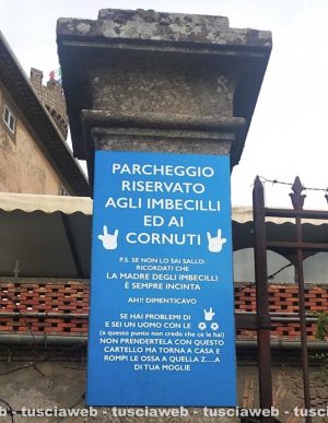 Bagnaia - Il cartello del "Parcheggio riservato agli imbecilli ed ai cornuti"