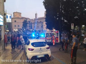 Viterbo - Rissa e bottigliate in via Cairoli