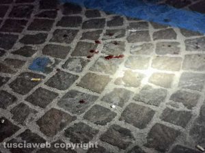 Viterbo - Rissa e bottigliate in via Cairoli