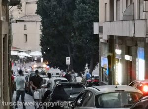 Viterbo - Rissa e bottigliate in via Cairoli