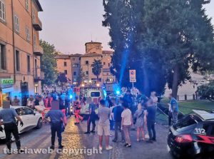 Viterbo - Rissa e bottigliate in via Cairoli