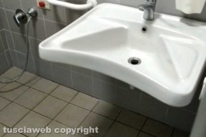Viterbo - Uno dei bagni dell'Asl dopo le pulizie