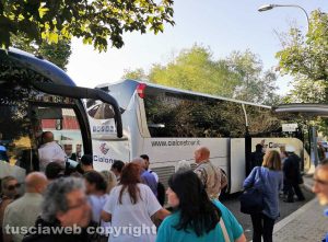 Oriolo Romano - I bus sostitutivi attesi dai pendolari della Roma-Viterbo