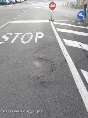 Viterbo - L'asfalto in via delle Fortezze