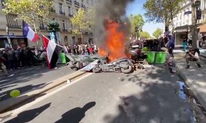 Parigi - Scontri alla manifestazione per il clima