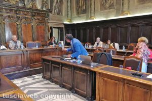 Viterbo - Consiglio comunale - Erbetti consegna bicchieri biodegradabili