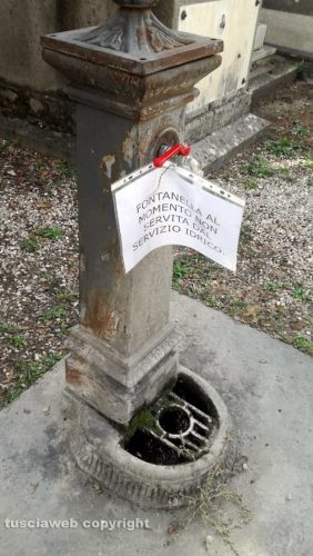 Il cartello sulla fontanella al cimitero di Viterbo