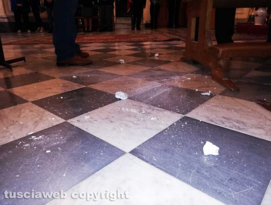 Viterbo - Lo stucco caduto dal soffitto della chiesa di Sant'Angelo