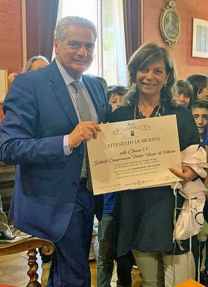 Viterbo - La professoressa Bianca Maria Alcini con il sindaco Giovanni Arena