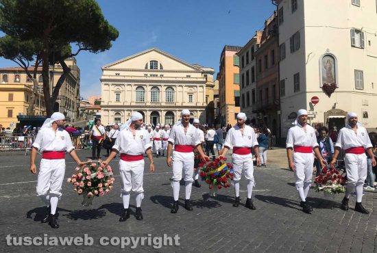 Viterbo - Santa Rosa - I facchini iniziano il giro delle sette chiese