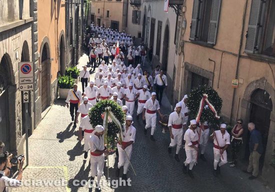 Viterbo - Giro delle sette chiese - I facchini di santa Rosa a via Annio