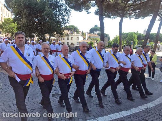 Viterbo - Giro delle sette chiese - I facchini di santa Rosa a via Ascenzi