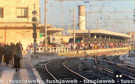 Roma Termini - Pendolari in attesa ai binari