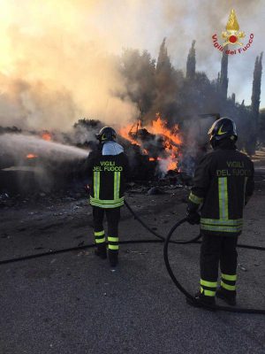 I pompieri in azione per l'autoarticolato in fiamme 