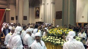 Viterbo - La processione col cuore di Santa Rosa arriva in basilica