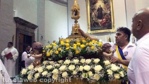 Viterbo - La processione col cuore di Santa Rosa arriva in basilica