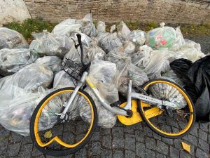 Raccolti ingombranti, biciclette, bottiglie di vetro e plastica