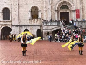 Le sbandieratrici e gli sbandieratori Città di Viterbo a Gubbio