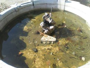La fontana “Girotondo delle piccole cose” in stato di abbandono 