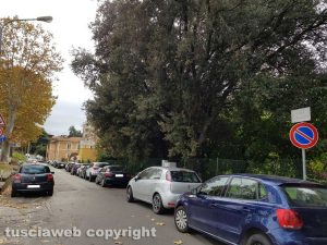 Vetralla - Auto in sosta in viale Mazzini