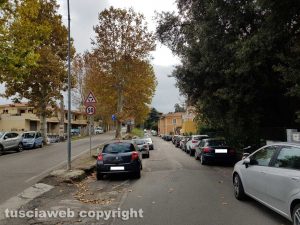 Vetralla - Auto in sosta in viale Mazzini